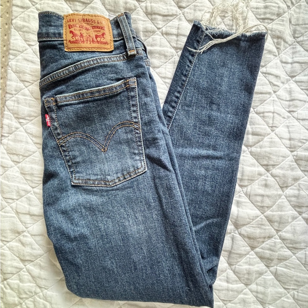 Levi Wedgie Skinny Jean